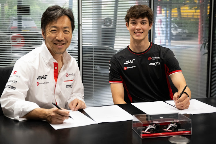 Chefe da HAAS, Ayao Komatsu e o piloto Oliver Bearman.