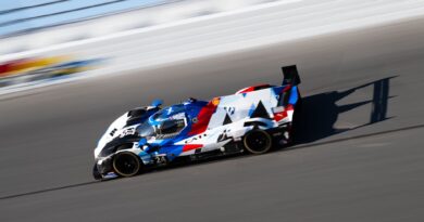 Kevin Magnussen com BMW, pole na 24h Daytona.