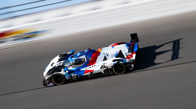 Kevin Magnussen com BMW, pole na 24h Daytona.