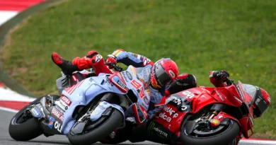 Momento do toque entre Marc Marquez e Pecco Bagnaia, no GP de Portimão na MOTOGP 2024.