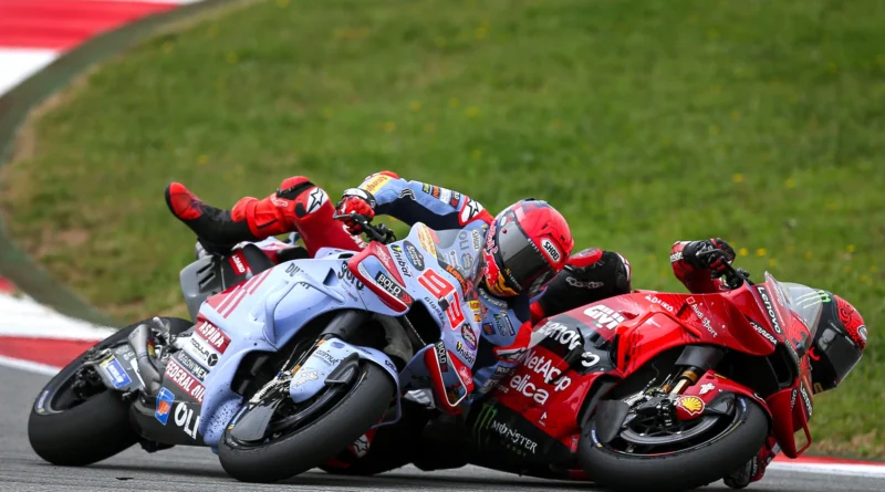 Momento do toque entre Marc Marquez e Pecco Bagnaia, no GP de Portimão na MOTOGP 2024.