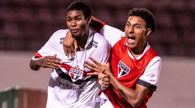 Jogadores do São Paulo enfrentam Corinthians na final da Copinha