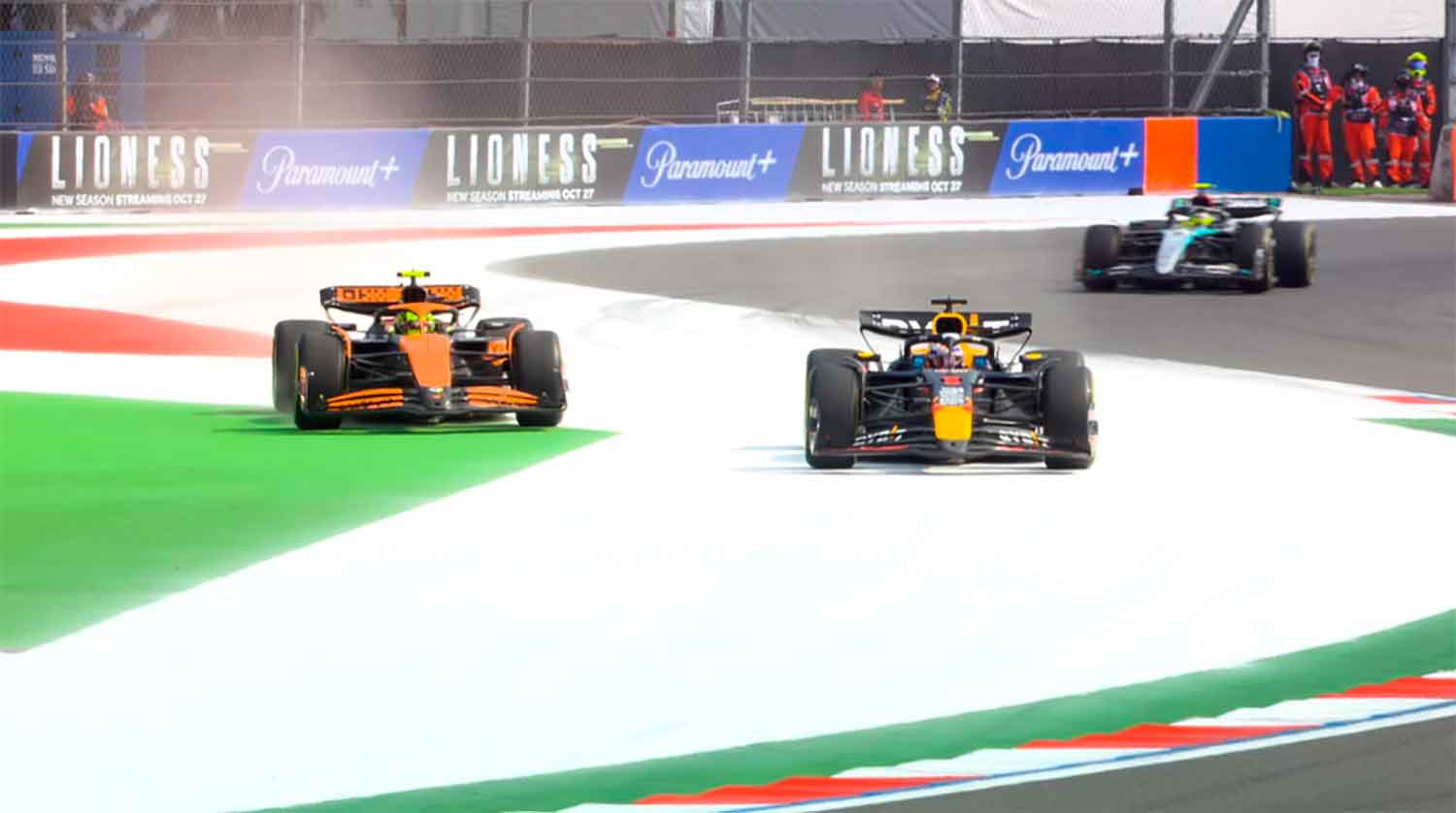 Disputa entre Max Verstappen e Lando Norris no GP do México da F1 2024.
